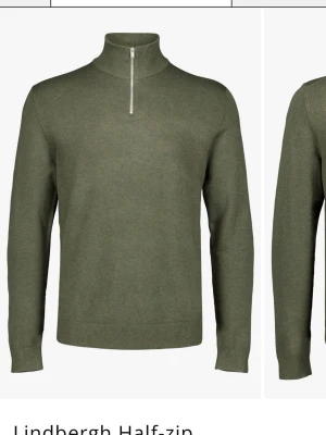 Olivgrön half-zip tröja Lindbergh - Säljer en olivgrön stickad tröja från Lindbergh med half-zip och hög krage. Tröjan har långa ärmar och ribbade muddar vid ärmslut och nederkant. Perfekt för lager på lager och enkel att matcha med jeans eller chinos. Nästan helt oanvänd super snygg!