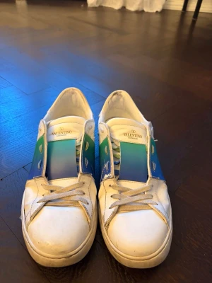 Valentino skor - Ett par valentino open skor i storlek 44 med lite visuell slitage men annars i bra skick. Säljs då de ej kommer till användning längre. Box, dustbags och nya skosnören tillkommer! 