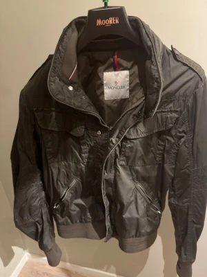 Fieldjacka moncler - Ruskigt snygg grön moncler field jacka! Självklart äkta, storleken är 2 men passar mer som en xs. Jag är ca 175 67 kg och den är aningen liten på mig.