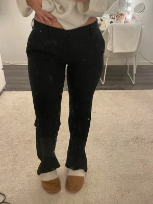 Svarta kostymbyxor med raka ben - Snygga svarta kostymbyxor med raka ben och hög midja. Säljer då de är för stora, jag är 160 men de passar upp till 173