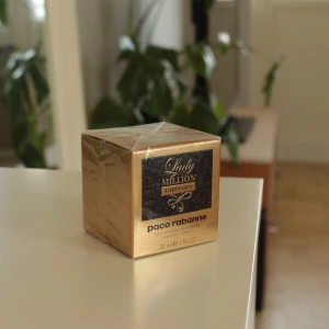 Lady million fabulous Eau de parfum  - Helt ny Lady million fabulous edp 30ml! Köpte den för ett tag sedan då detta varit en stark favorit. Perfekt för kvällarna då det är en lite kryddigare doft som beskrivs som ”floral and sensual”. Nypris varierar mellan ca 750kr-950kr på de ställen som jag har sett.