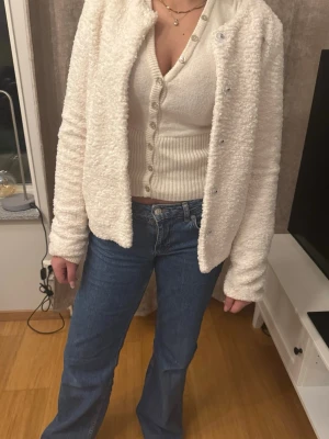 Blå bootcut jeans med hög midja - Säljer ett par klassiska blå bootcut jeans med hög midja och femficksmodell. Jeansen har en snygg tvätt och raka ben somw går ut lite nedtill för en trendig siluett.