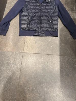 Mörkblå Ralph lauren cardiganjacka - Säljer nu min Ralph lauren cardigan då den inte riktigt är min stil längre. Den har tyvärr börjat ”knottra” upp lite eller vad man nu ska kalla det på ryggen och på baksidan av högra armen. Hör gärna av dig vid fler frågor, priset är ej hugget i sten