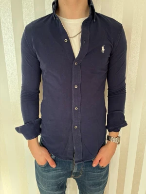 Ralph Lauren skjorta - Tja! Säljer nu denna riktigt feta Ralph Lauren skjortan i storlek ”XS”. Skjortan är i mycket bra skick och vid frågor eller funderingar är det bara att höra av sig!👔😊