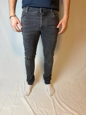 Jacob cohen jeans  - Säljer dessa sjuka jacop cohen jeans i storlek 31 badgen är i nyskick och dom har lite snygga slitningar