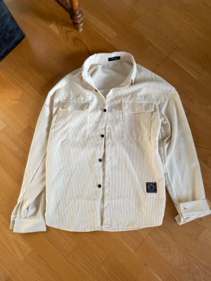 Manchester overshirt  - En skön overshirt i snyggt Manchester. Inga tecken på användning. Storlek M. Jag är 180 och väger 70 så passar dig som är +- 5 på längd och vikt.