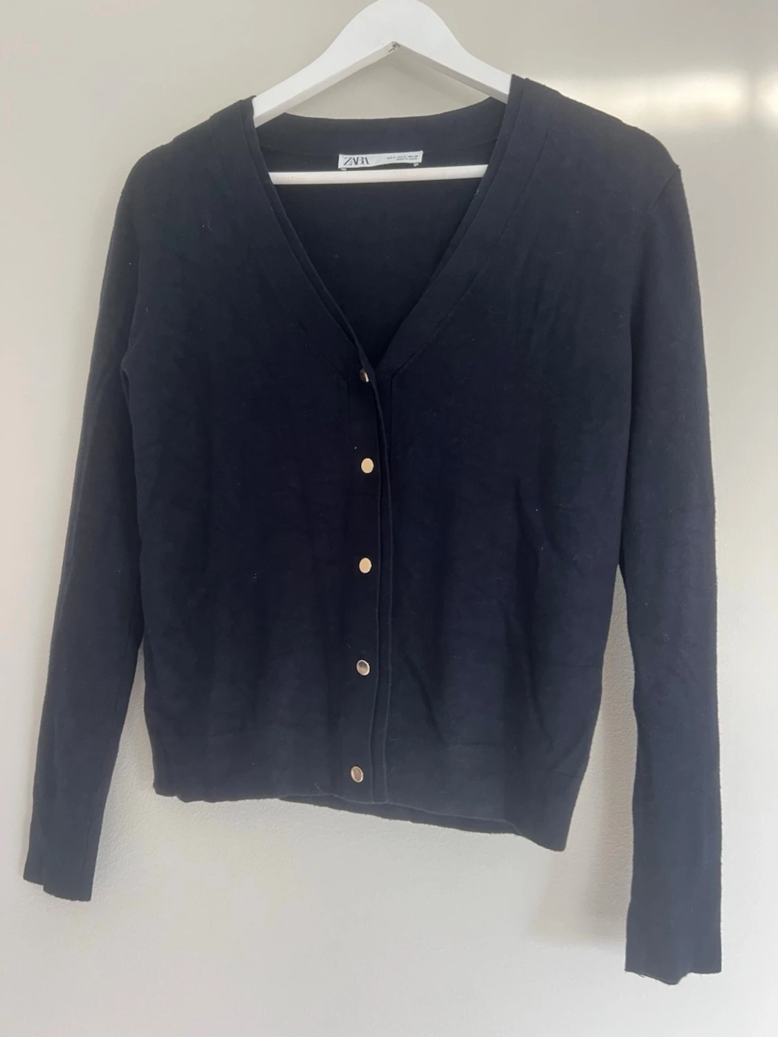 Mörkblå cardigan med guldiga knappar från Zara