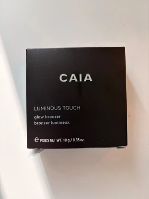 CAIA Luminous Touch Glow Bronzer - CAIA Luminous Touch Glow Bronzer i nyansen La Digue. Helt oanvänd, har bara öppnat förpackningen!
