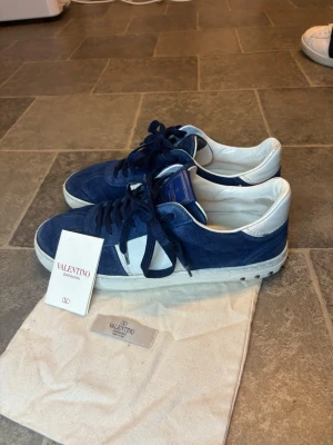 Valentino Flycrews Royal Blue | 42,5 - Mest eftertraktade skorna på marknaden. Särskilt i detta skicket | Size 42,5 | Skick 8,5/10 alla nitar kvar | Dustbag följs med vid köp 🫡⭐️