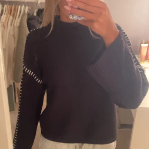 Stickad tröja  - säljer denna stickade tröja från vila, nypris 519kr och inga tecken på användning. Använd 5 gånger 