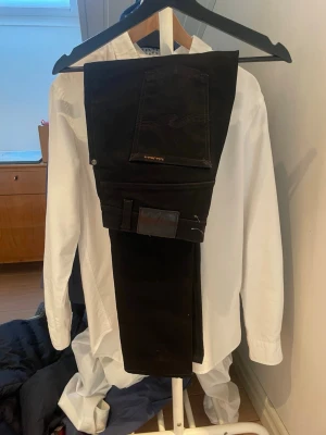 Nudie jeans - Svarta jeans från nudie, storlek 29 waist och 28 length. 9-10 skick. Nypris runt 2 tusen. Mitt pris 499