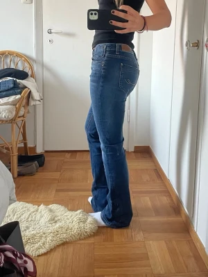 Bootcut jeans - Supersköna lätt utsvängda jeans i mörkare denim 💙 Lite lite långa på mig som är 171cm.  edc by ESPRIT