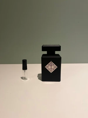 2 ml sample av Initio Blessed Baraka - Ett sample på 2 ml av Initio Blessed Baraka. Det är en unik söt och varm doft med noter som vanilj och amber. Vaniljen blir inte lika söt som i andra vanilj dofter utan uppfattas mer som en ”skitig” vanilj. Våra samples är helt nya och gjorda av glas. Det är fritt fram att skriva om ni har några frågor! 