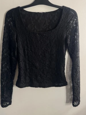 Svart spetsblus - Snygg svart blus i spets med lång ärm, perfekt till fest tillfällen 