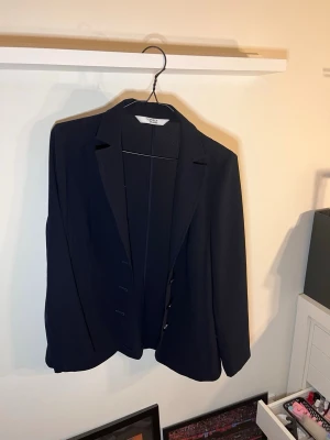 Svart kavaj  - Svart kavaj det står ingen storlek på men för mig som har L är den lite liten så rekommenderar den för M. Saknar en knapp längst ner.