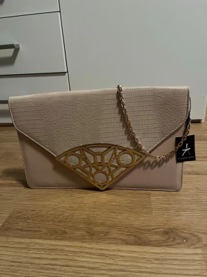 Väska  - Fin väska, köpt second hand men aldrig använt själv då den inte passat. På baksidan finns en liten repa men annars fint skick. Hör av dig för exakta mått. På sista bilden är det väskan med matchande klackar (inte ett set) som jag också säljer. 