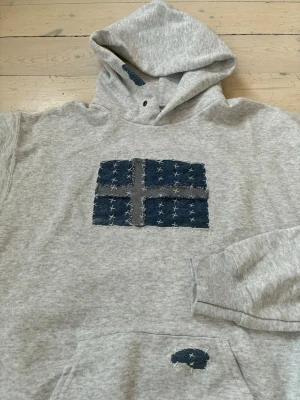 Handstitched ”Sweden” hoodie - Handsydd hoodie jag gjort själv. Hoodien har en slim fit passform och är gjort på 80% bomull och 20% polyester, designsen är av jeanstyg.