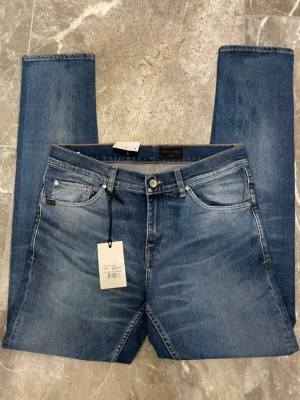 tiger of sweden jeans nya - Helt nya Tiger of sweden jeans med lappar och allt orört💯Snygg färg med skön wash och goa slitningar för riktigt bra pris jämfört med nypris på cirka 1599kr💔Skicka prisförslag och tveka inte på att skriva vid frågor!