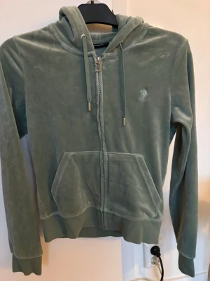 Grön zip hoodie från Juicy Couture - Fin grön tröja frun Juicy Couture, storlek S 💚