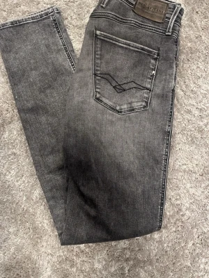 Replay jeans slim - Ett par grå replay jeans i bra skick w30 l34 ca, kom gärna med prisförslag/idé om byten!!
