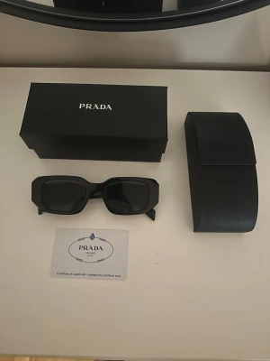 Svarta solglasögon från Prada - Helt nya . Allt på bilden följer med 