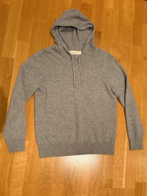 GRÅ KASHMIR HOODIE storlek XXS - Kashmir Hoodie. Tillverkad av högkvalitativ kashmir.                     Köpt på Sayless.se.
