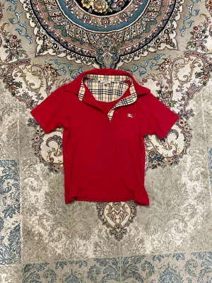 Burberry Pike - Röd Burberry pike i storlek S, inga hål eller fläckar.  Mått: (cm) Längd: ca 50 Armhåla till armhåla: ca 42 Axelbredd: ca 38