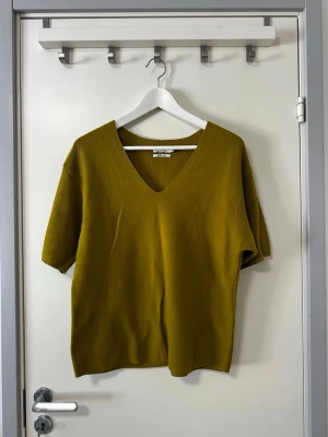 Tom Tailor tröja - Tröja med V-ringning och korta ärmar. Passar bra för olika tillfällen. Senapsgul färg. Knappt använd.