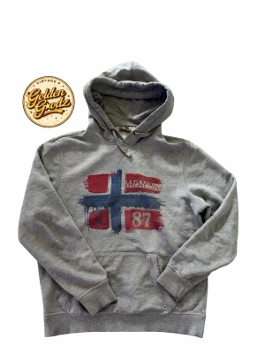 Napapijri hoodie  - Riktigt fet hoodie med nice tryck på bröstet i storlek m, bra skick 💫