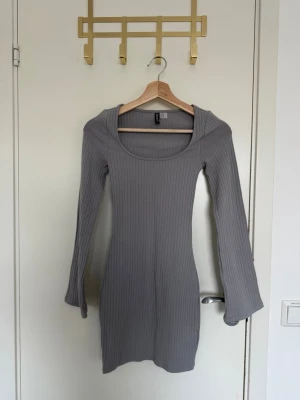 H&M klänning  - Grå H&M klänning, storlek XS, oanvänt 🧸