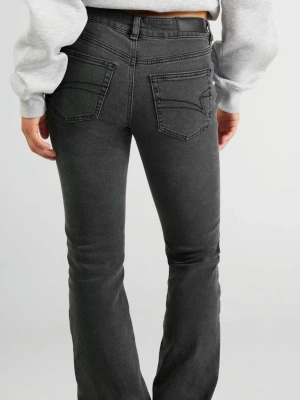 Grå lowwaist jeans - Grå lågmidjade bootcut jeans från Junkyard i storlek S, har inga defekter alls. original pris 600 kr