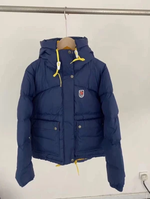 Fjällräven Jacka - Säljer denna ursnygga vinter jacka åt min lilla syster då den aldrig använts. Jackan är i färgen marinblå och är i skick 10/10. Storleken är i S och passade henne bra då hon är cirka 50kg, 160cm lång. Hör gärna av dig vid frågor.