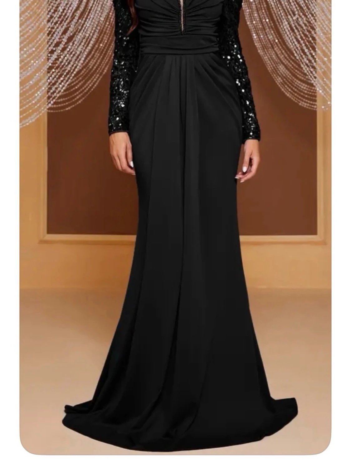 Svart långklänning med paljettärmar