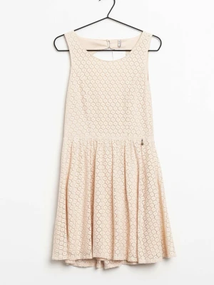 Ljusrosa spetsklänning med öppen rygg - Supersöt ljusrosa klänning i spets med rund halsringning och öppen detalj i ryggen. Klänningen har ett figurnära liv och utställd kjol, samt ett diskret mönster i spetsen. Perfekt för dig som gillar romantisk och feminin stil.