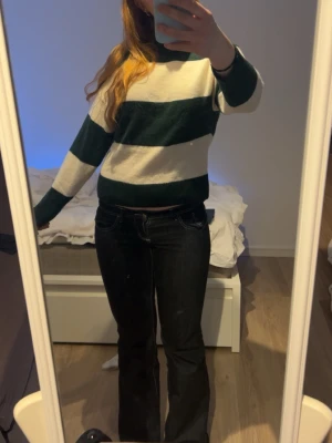 Stickad tröja - Säljer en stickad tröja med breda gröna och vita ränder. Inpricip aldrig använd och säljer pågrund av att den inte blir använd. Storlek XXS men skulle absolut säga att den passar uppemot S! Skickas snabbt! Pris går att diskutera!💙