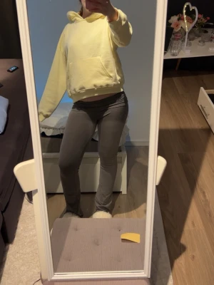 Yoga pants  - Säljer ett par gråa yoga pants som är lågmidjade. Super fina och toppen kvalité. Lite använda men inte skavanker alls! Skickas snabbt! Pris går att diskutera🌸