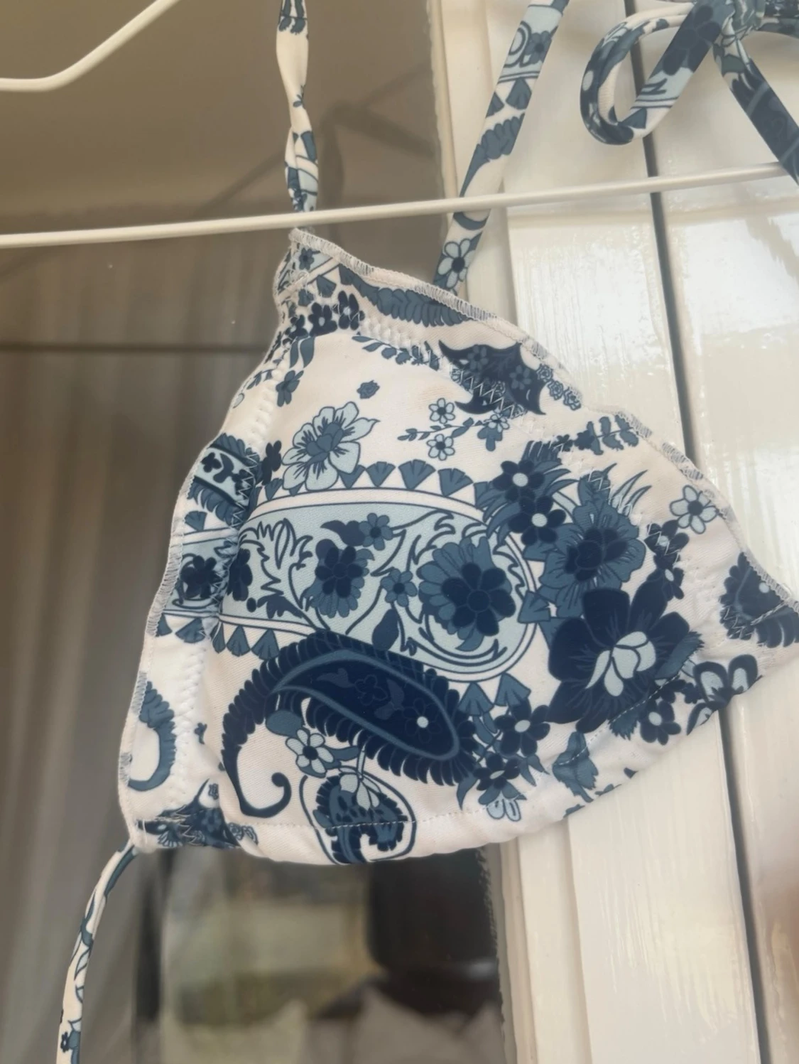 Blåvit blommig trekantsbikini - 1