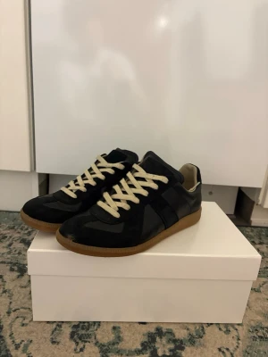 Maison Margiela GATs svarta - Priset diskuteras, lite använda men inga speciella tecken på slitage. Medföljer: box (defekt se sista bild), dustbag för varje sko.