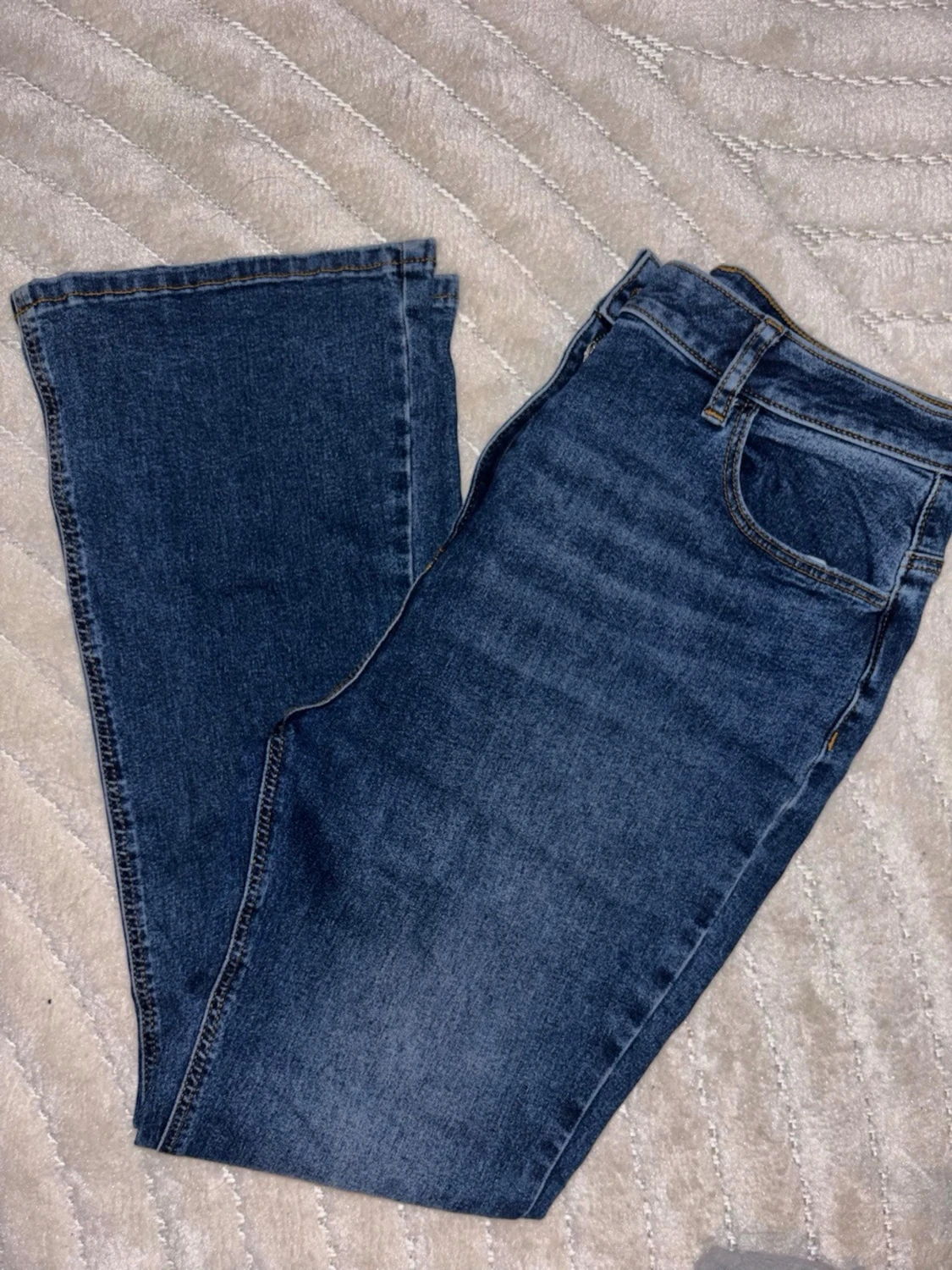 Blå bootcut jeans med hög midja