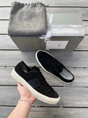 Tom Ford sneakers i mocka - Stilrena svarta sneakers från Tom Ford i mjuk mocka.  Perfekta för dig söker nya lyxiga sommarkskor! 10/10 skick, som nya! Us 8 passar 42/43. Box och dustbags medföljer. Kontakta mig för fler frågor och funderingar!