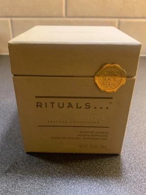 Rituals Sweet Jasmine doftljus - Lyxigt doftljus från Rituals Private Collection i doften Sweet Jasmine. Ljusbehållaren är elegant och guldig med en dekorativ guldetikett. Ljusmassan är vit och baserad på naturligt rapsvax. Perfekt för att skapa mysig stämning hemma.