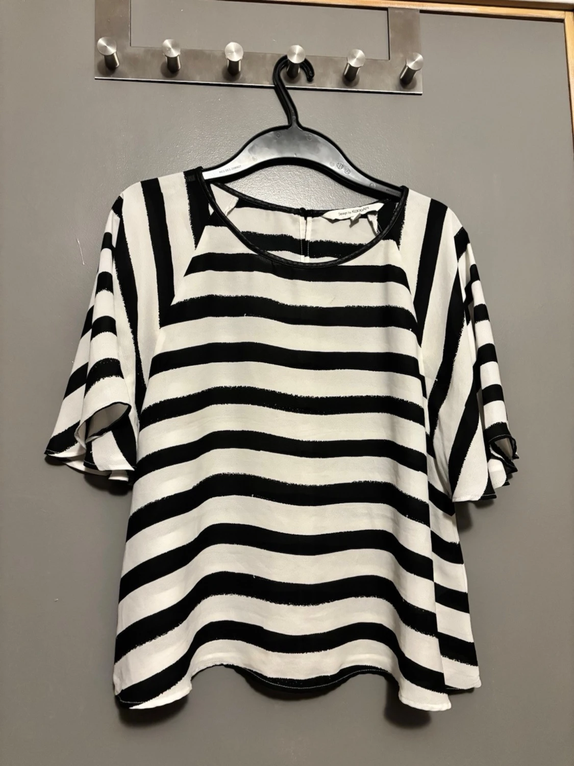 Randig svartvit blus med vida ärmar KappAhl