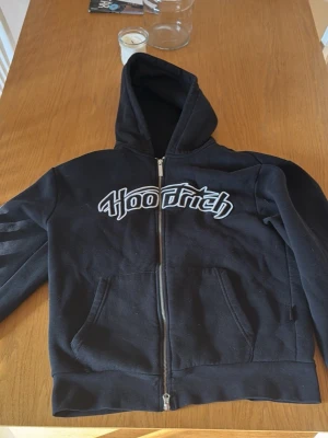 Hoodrich hoodie - Köpt i london i våras, använts max 5 gånger sen dess. Nypris 1050kr. Baggy model