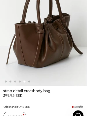 väska från ginatricot - Snygg brun handväska från ginatricot. Aldrig använd och slutsåld på hemsidan 