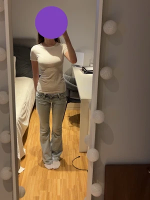 Vitt intimissimi t-shirt - Vit intimissimi T-shirt. Super snygg, går att klä både upp och ner. Ett super bra basplagg.