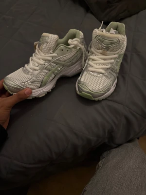 Asic gel kayano i lime/silver färg - Säljer ett par feta skor i storlek 43 de sitter väldigt bra på💯passa på och köp till en nära julen är framme snart❤️ dem är i helt nytt skick i välidgt dyr kvalitet🤩den säljs på grund att jag behöver pengar inför min resa🙌hör gärna av dig för frågor eller snabb affär👀✍️💬