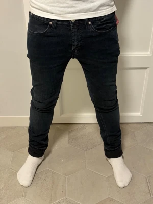 Acne jeans - Säljer ett par svarta jeans från Acne med klassisk femficksdesign och normalhög midja. Jeansen har smal passform hela vägen ner och är tillverkade i stretchigt denimtyg för extra komfort. Perfekta för en trendig och avslappnad stil. Hör av dig vid minsta intresse!⭐️💫