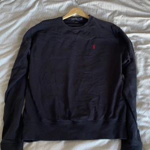 Svart sweatshirt från Polo Ralph Lauren - Svart sweatshirt från Polo Ralph Lauren i storlek M