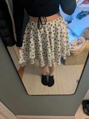 Blommig kjol - Stretchig i midjan, hittar ingen lapp med storlek men skulle gissa på storlek S.😊