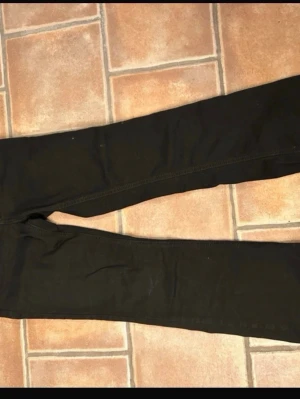 Svarta low waist jeans - Säljer svarta low waist jeans från zara. Dom är köpta på plick men jag själv har aldrig använt dom utan dom hade små små slitningar längst ner men de syns knappt. Skriv vid intresse!